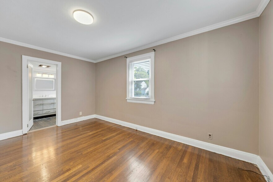 Building Photo - 44 E Spring Valley Ave