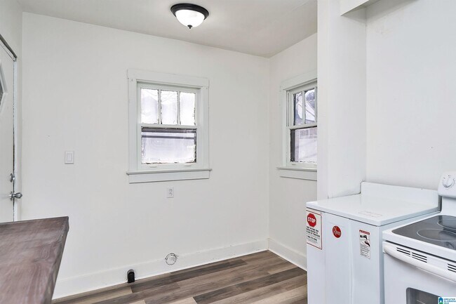 Building Photo - 621 Valley Rd