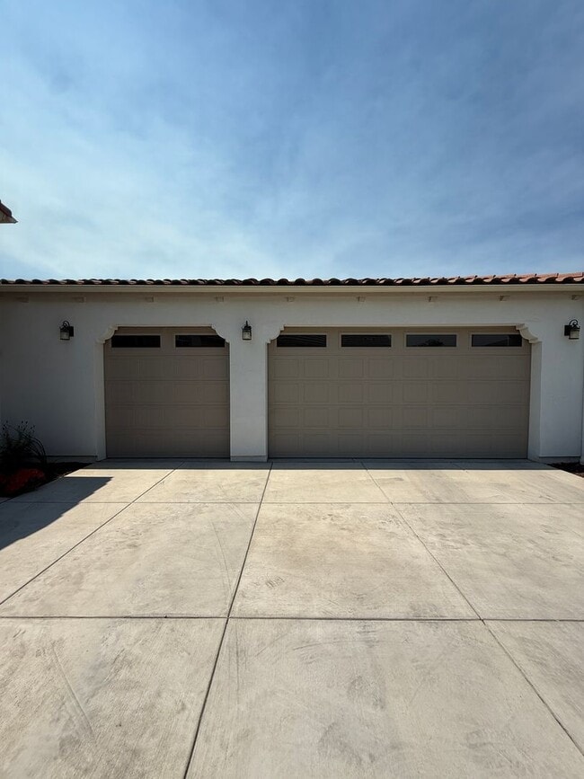 Building Photo - Beautiful Newer Meadows at Rice Ranch Sing...