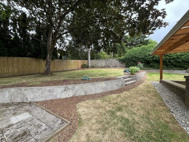Building Photo - Beautiful 3-Bedroom West Linn Home with Bonus Room, Updated Kitchen and Large Fenced Yard