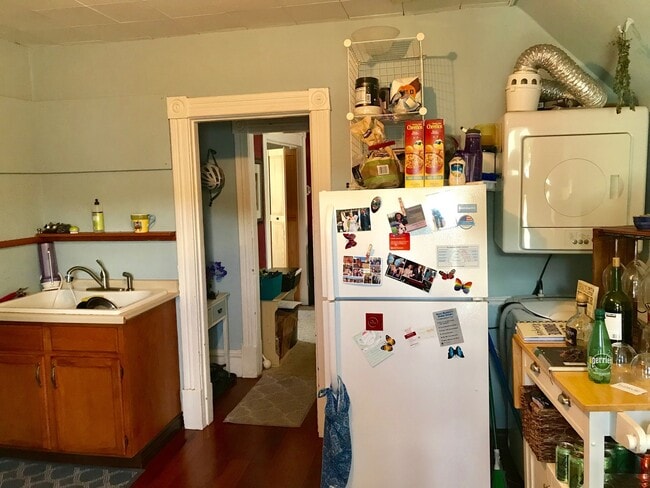 Building Photo - NE Minneapolis 2 Br / 1 Ba Upper Level Duplex - Available Now!