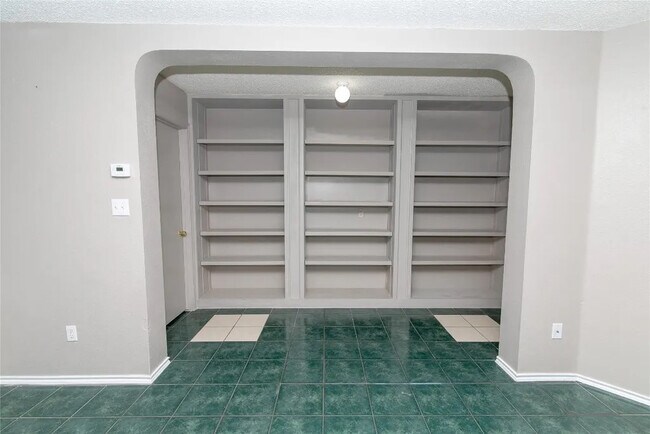 Building Photo - Room in Single Family Home on Heyerdahl Dr