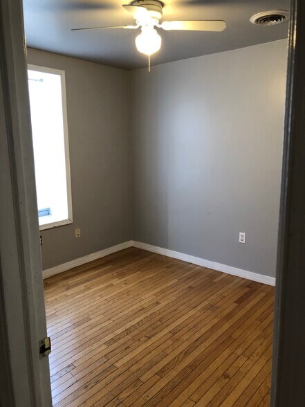 BEDROOM 1 - 4900 Walton Ave