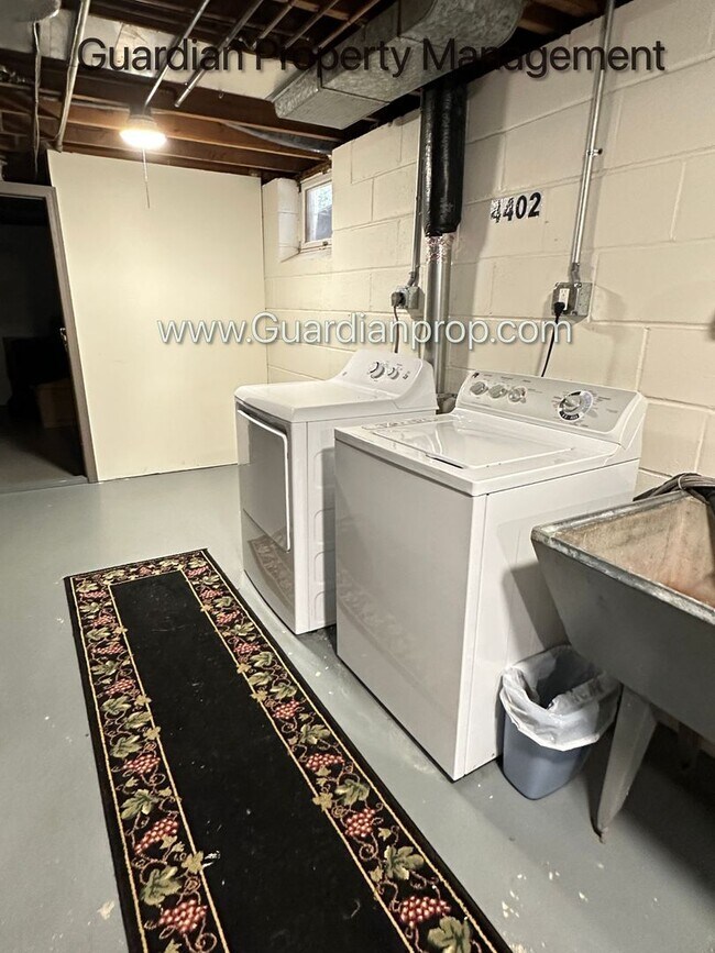 Building Photo - Linden Hills Upper Level Duplex, Fenced Yard, 1 Car Garage, Dishwasher, Storage, Laundry