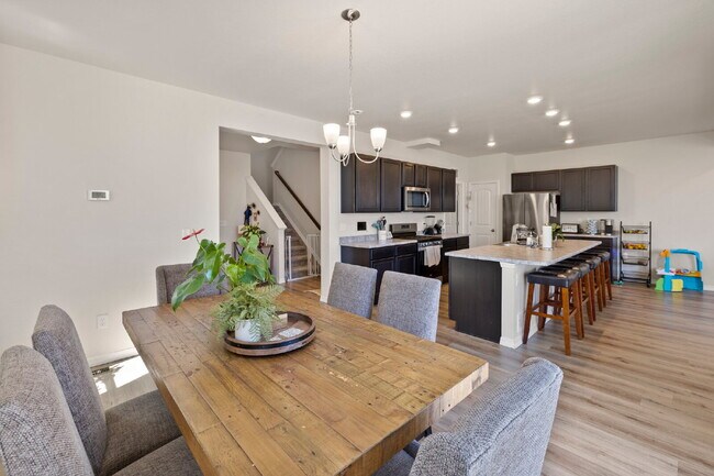 Building Photo - Bright and Beautiful Home with Gourmet Kitchen & Hardwood Floors