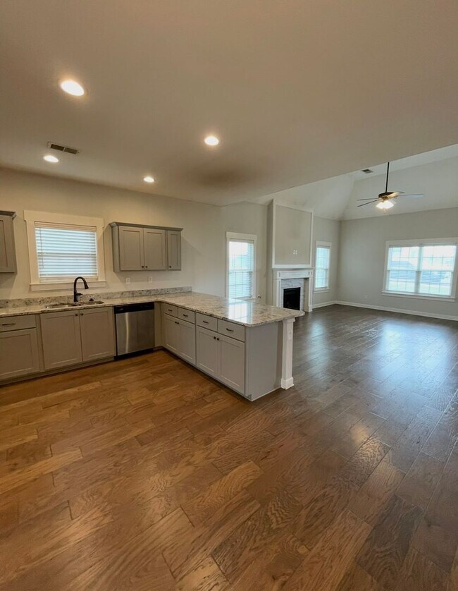 Building Photo - South Cherry Tree 509