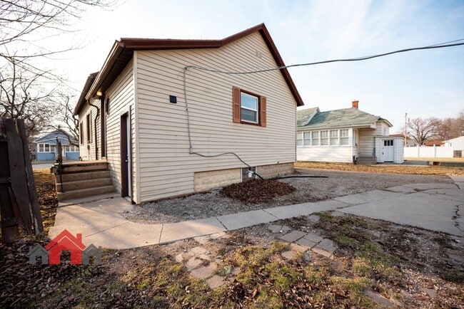 Building Photo - 505 Racine St