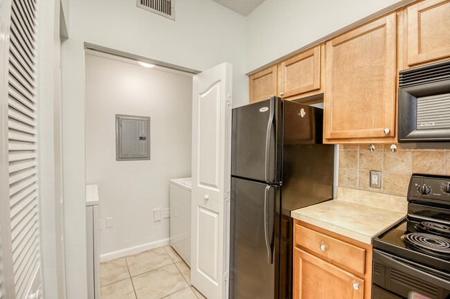 Building Photo - 2206 Myrtlewood Cir E