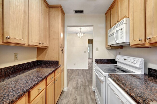Building Photo - 903 Savannas Point Dr