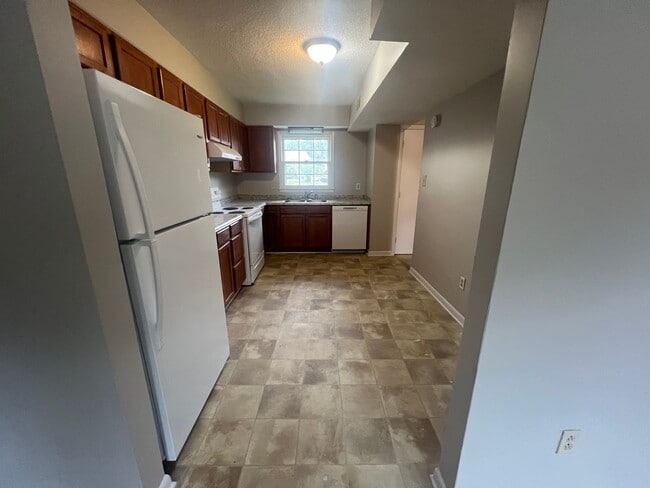 Building Photo - Charming 3 bedroom 21/2 bath town home loc...