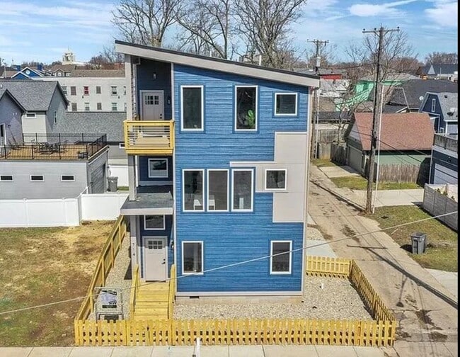Building Photo - 714 E 20th St