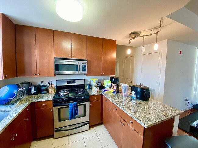 Building Photo - Charming 2 Bed/2 Bath Condo in Heart of Charles Village, Baltimore, MD!