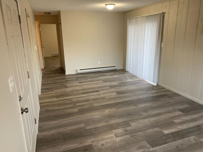 Building Photo - Updated 2 Bedroom 2nd Floor Apartment