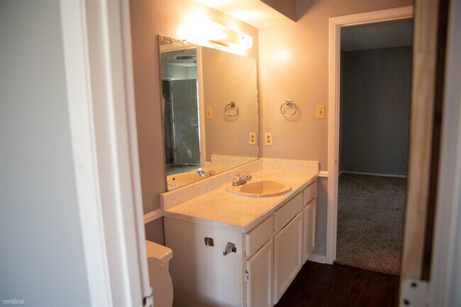 Building Photo - 2 br, 1 bath Townhome - 5803 Shadydell Dr