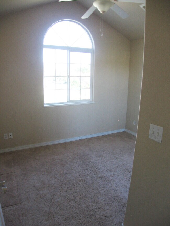 Building Photo - 627 Kings Glen Loop