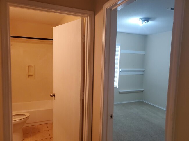 Building Photo - 109 S Creek Bend Dr