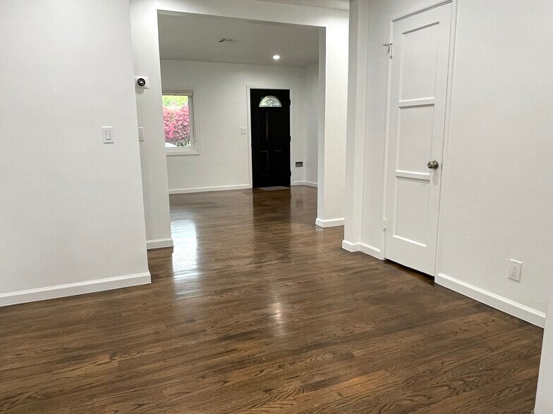 Office / Den - 5457 Beck Ave