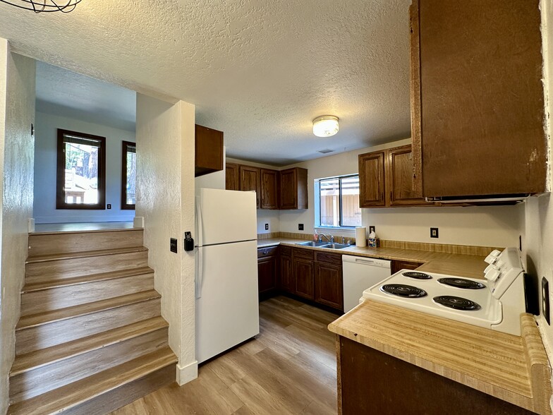Kitchen - 1055 Tomahawk Trl