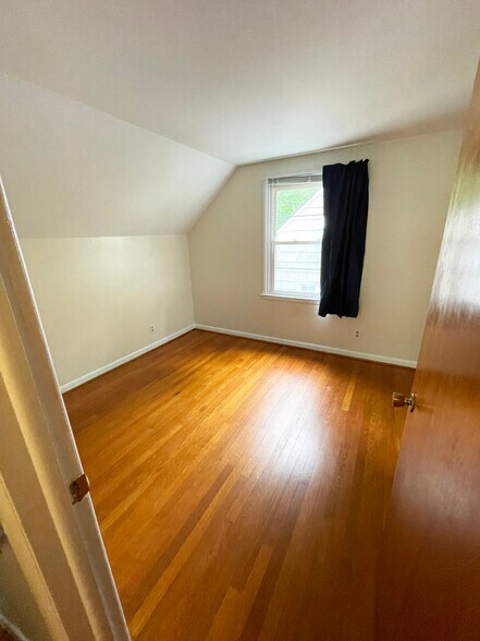 Upstairs bedroom - 279 Highfield Dr