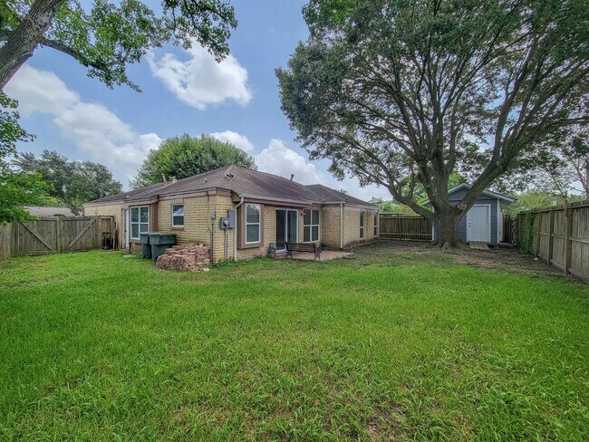 Building Photo - BEAUTIFUL 3 BEDROOM 2 BATH UPDATED HOME WI...