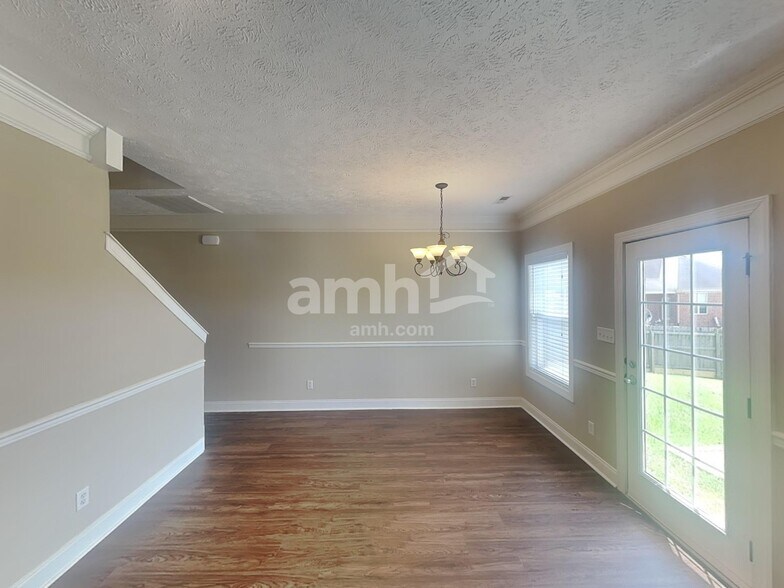Building Photo - 1131 Longwood Dr