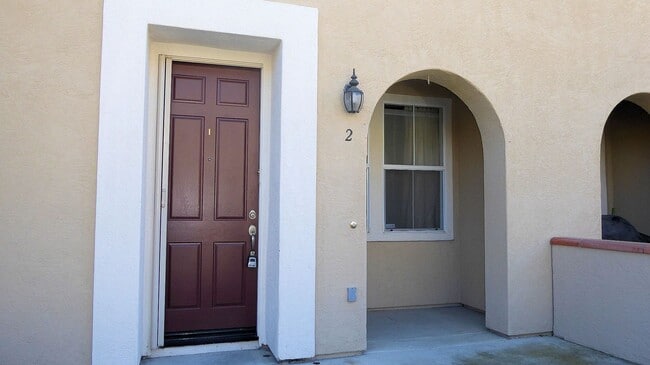 Building Photo - 2 BR 2.5 Bath