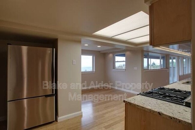 Building Photo - 4330 SW Council Crest Dr