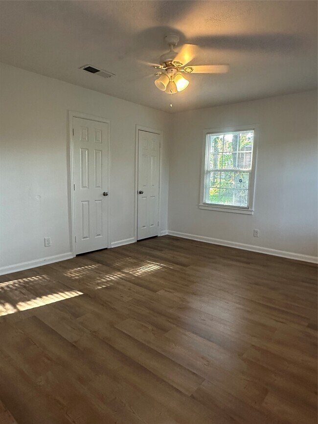 Building Photo - 219 Glencroft Ct