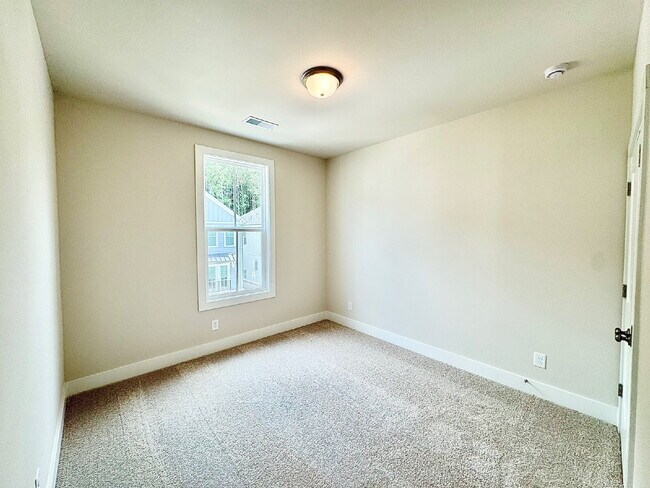 Building Photo - Your Alpharetta Retreat Awaits – Elegant T...