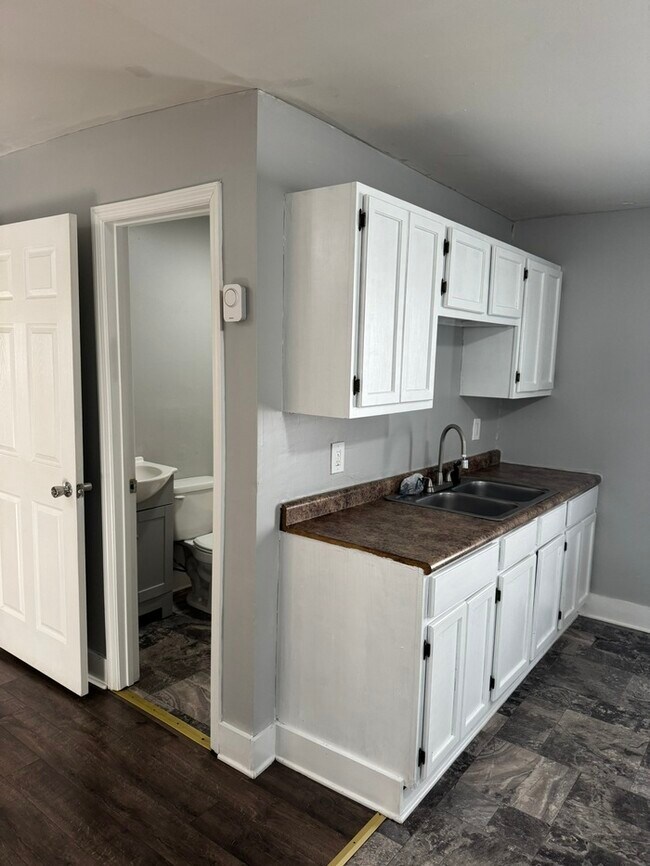 Building Photo - 1609 17th Ave N