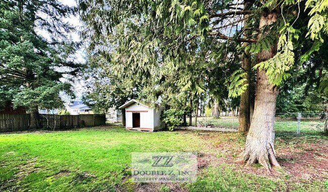 Building Photo - Spacious 2 Bedroom House with Garage and l...