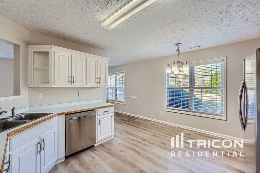 Building Photo - 1504 Riverglen Dr