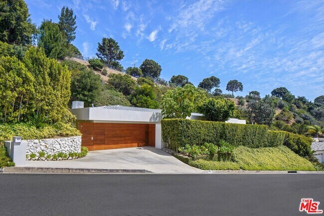 Building Photo - 1106 N Hillcrest Rd