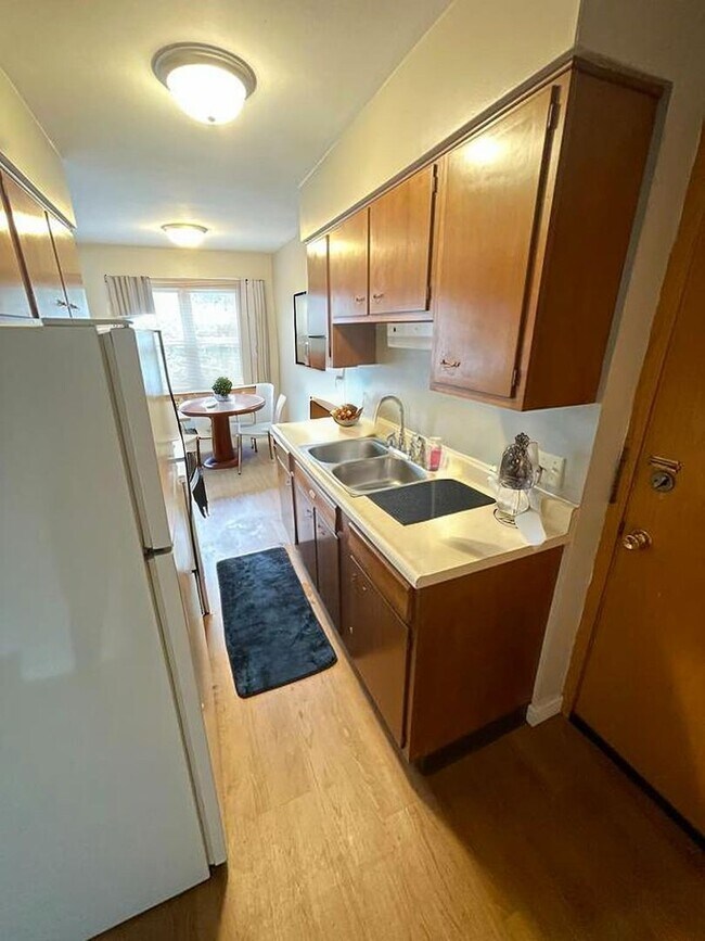Building Photo - Available July! - 1 Bed 1 Bath Apartment