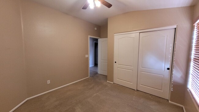 Building Photo - Great Home 3bd plus a Den!