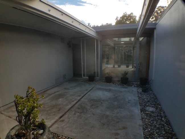 Building Photo - Eichler home near downtown Walnut Creek