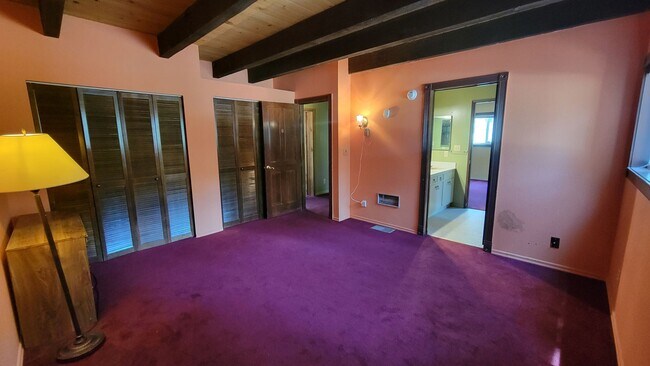 Building Photo - Spacious 6 Bedroom 5 Bathroom Within Walki...