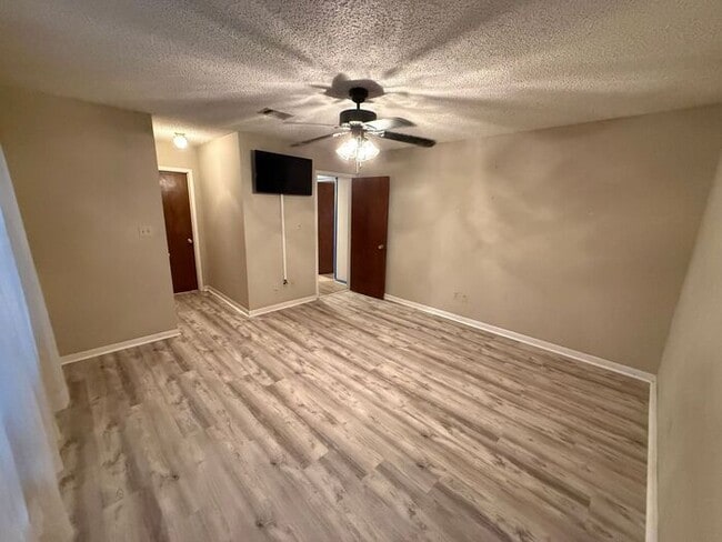 Building Photo - Pensacola - 32526- 4 bedroom, 2 bathroom - pool and lawn care included