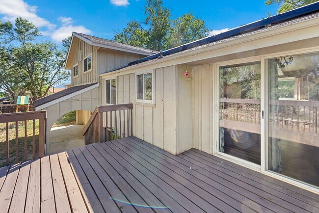 Building Photo - 3-Bedroom with A Flex Room Multi-Level Home with Fresh Paint, Refreshed Deck, and Multiple Living...
