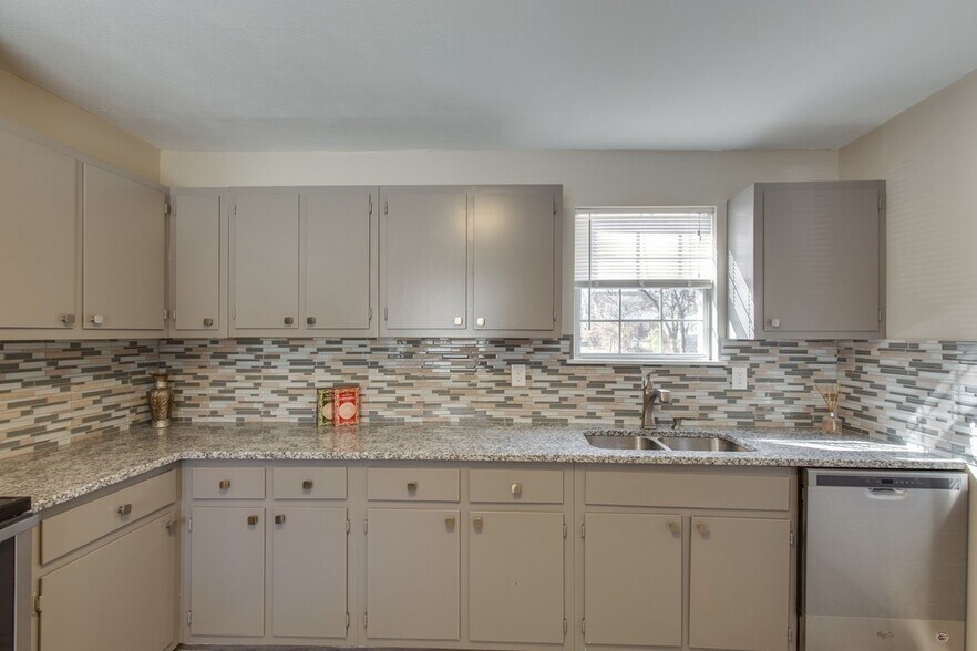 Building Photo - 1417 22nd Ave N