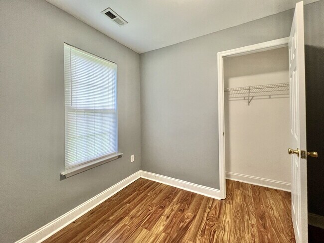 Building Photo - CONVENIENT LOCATION 3 Bedroom