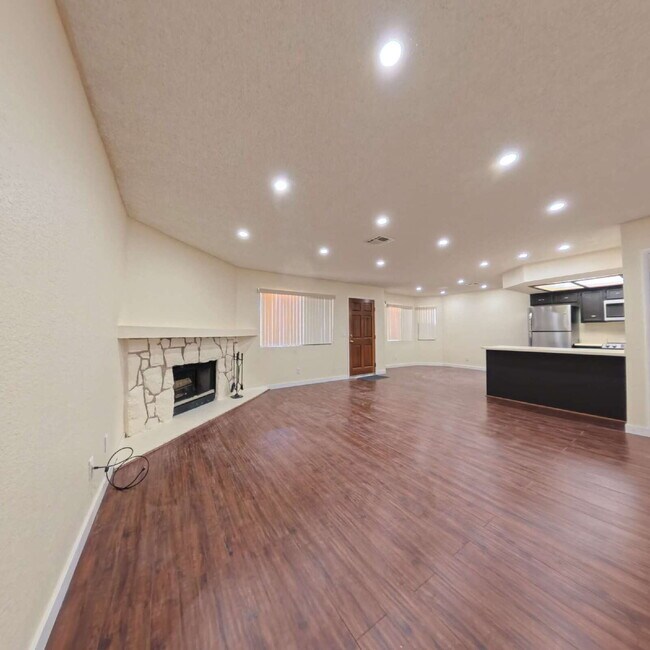 Building Photo - Beautiful 2 Bedroom 2 Bathroom Condo at The Lakes!