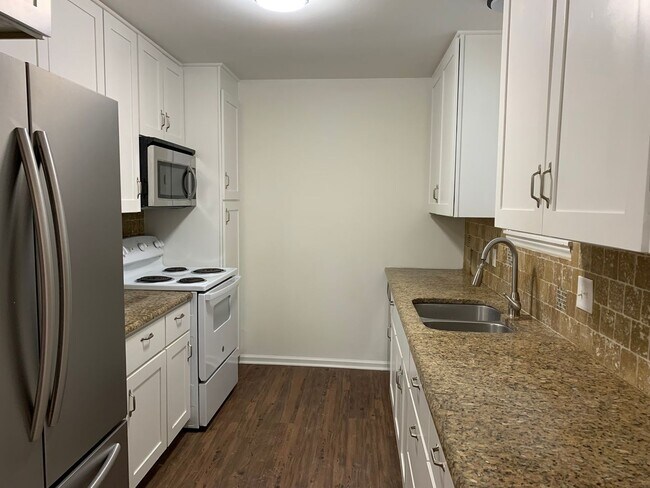 Building Photo - 3 bedroom & office -2 baths -2 car carport - washer/dryer hook ups - Den and formal living room- ...