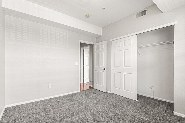 Building Photo - Awesome Penthouse Condo in Town Center Terrace!
