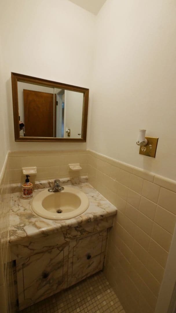 Building Photo - End Unit Townhouse with Full Basement 2BR ...