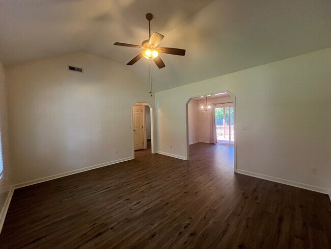 Building Photo - 3290 Valencia Dr