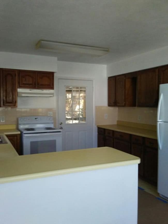 Building Photo - Bungalow Located Just Outside of Town