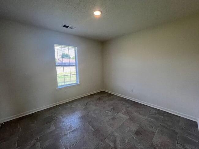 Building Photo - Renovated 3 Bedroom 2 Bath Home for Rent!