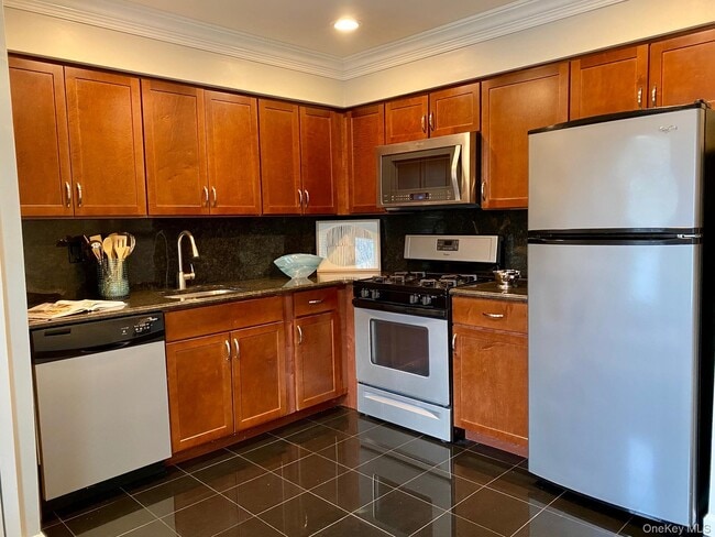 Building Photo - 32 Country Club Dr