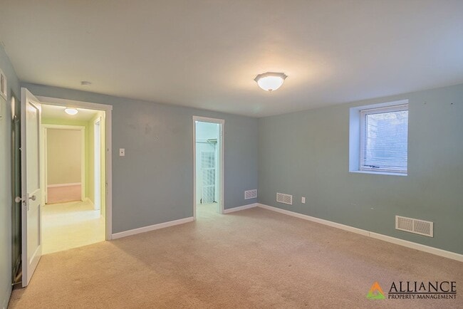 Building Photo - Amazing Home Near City Park and Campus!